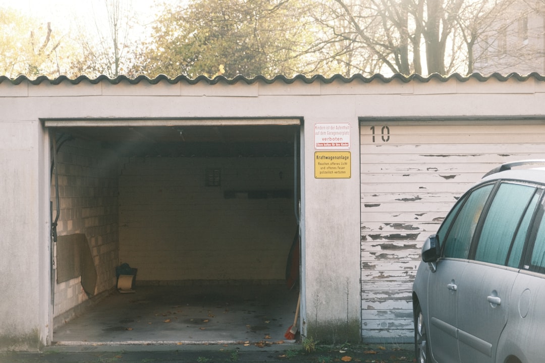 Hitta ditt drömgarage till salu i Stockholms län illustration